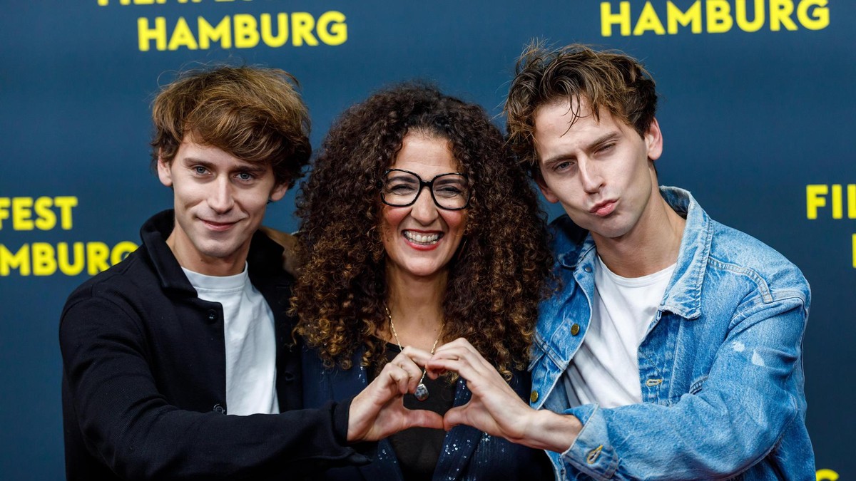 Zur Filmfest-Eröffnung 2025 kamen auch die Zwillinge Emil und Oskar Belton („Die Discounter“) und zeigten Herz für Filmfest-Leiterin Malika Rabahallah. Filmfest 2025