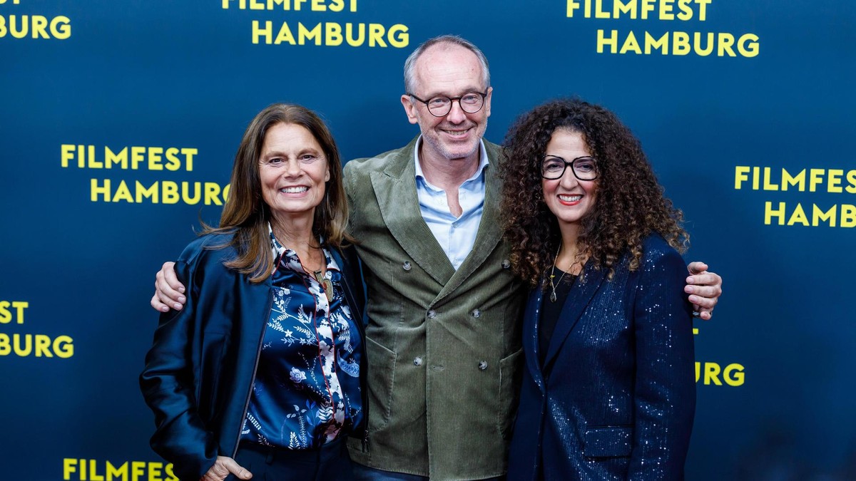 Fernsehköchin Sarah Wiener und Breuninger-Geschäftsführer Henning Riecken feierten ebenfalls gemeinsam mit Malika Rabahallah die Eröffnung des Filmfests. Filmfest 2025