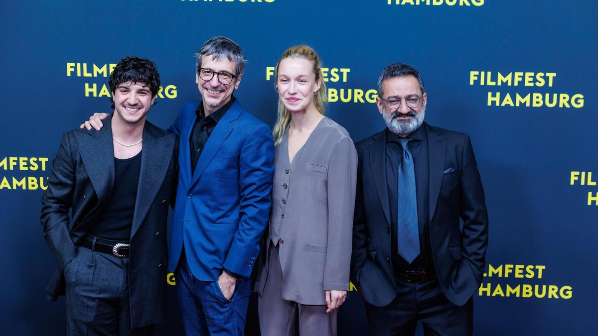 Das Team des Eröffungsfilms „Lovely Day“ zeigte sich gemeinsam zur Eröffnungsfeier: (v. l.) Schauspieler Neil Elias, Regisseur Philippe Falardeau, Schauspielerin Rose-Marie Perrault und Schauspieler Georges Khabbaz. Filmfest 2025