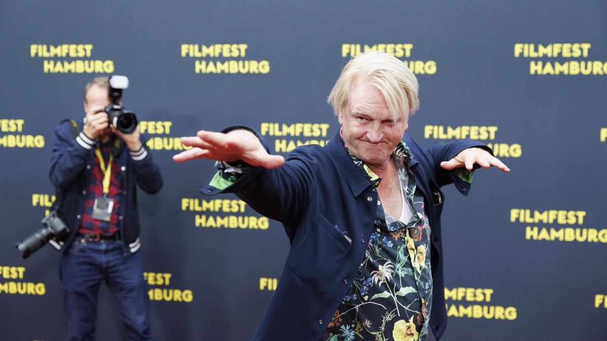 Schauspieler und Regisseur Detlev Buck warf sich bei der Deutschlandpremiere des Films „Amrum“ von Fatih Akin in Pose. «AMRUM» von Fatih Akin