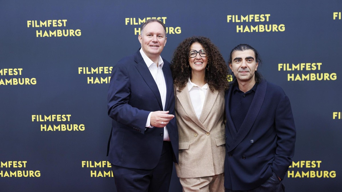 Hamburgs Kultursenator Carsten Brosda (l.) mit Festivalleiterin Malika Rabahallah und Regisseur Fatih Akin. «AMRUM» von Fatih Akin