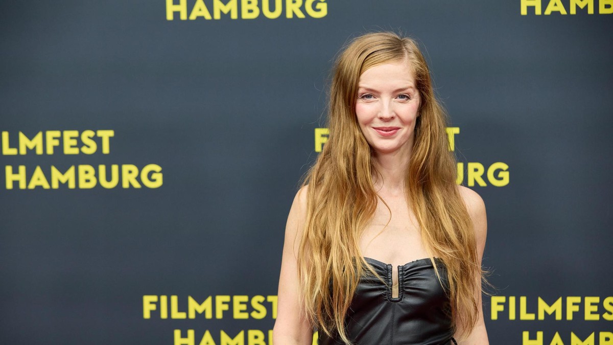 Auch Schauspielerin Pheline Roggan ließ sich auf dem roten Teppich blicken. 33. Filmfest Hamburg