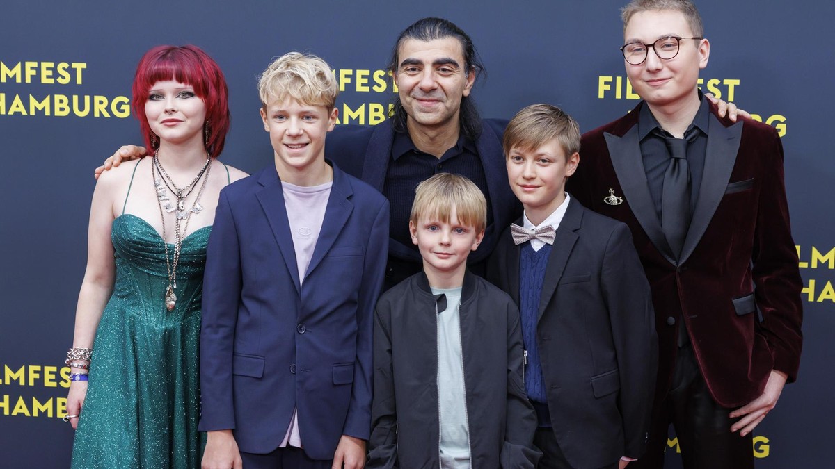 Regisseur Fatih Akin (M.) mit dem Schauspielnachwuchs aus seinem Film „Amrum“. «AMRUM» von Fatih Akin