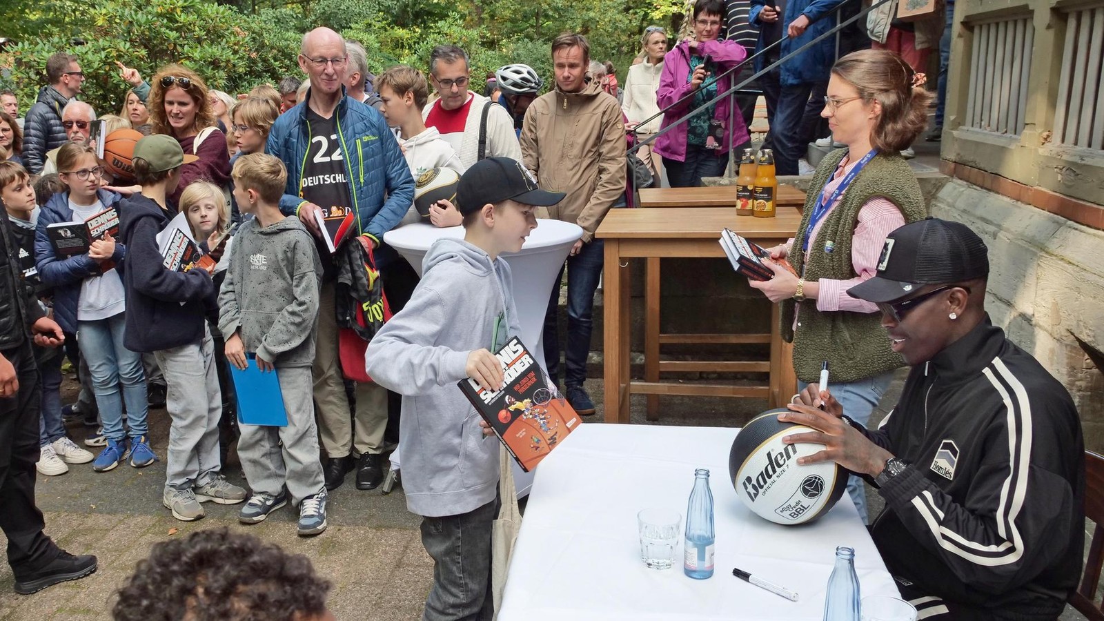 Buch-Präsentation: Letztes Mal Schlangestehen für Dennis Schröder - Braunschweiger Zeitung