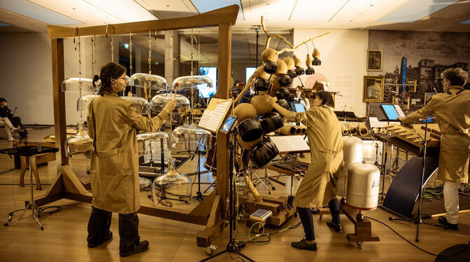 Instrumente wie Tropfsteingebilde: »The Great Wayfinders« am Kunstmuseum Stuttgart.