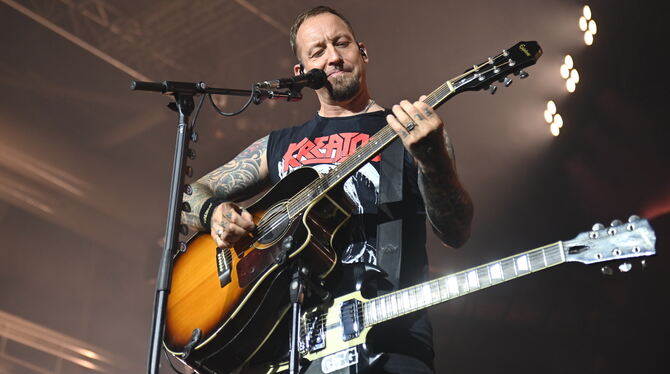 Michael Poulsen, der Kopf von Volbeat, beim Auftritt in der Schleyerhalle.