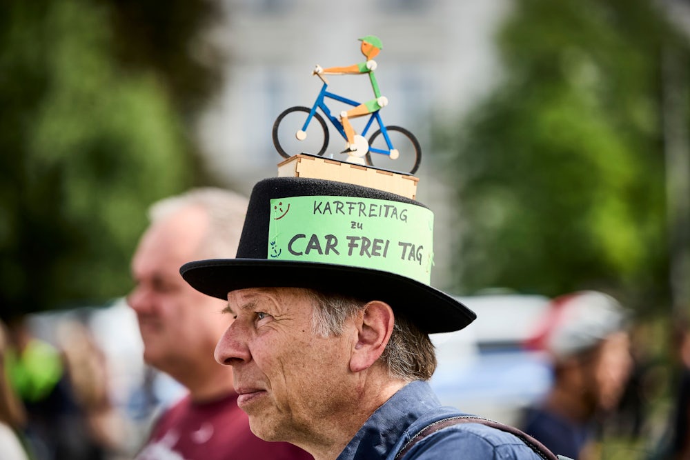Die Protestradler gehörten eher der Generation Silber an, was die Kreativität aber nicht schmälerte.