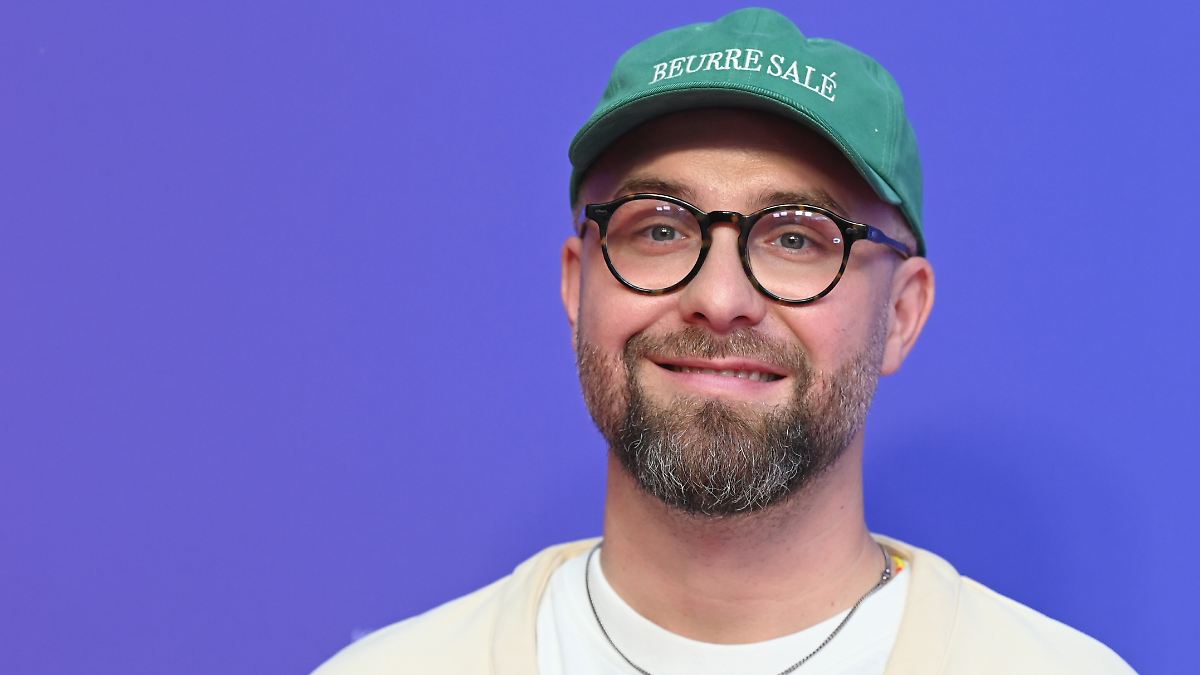 Der hat ja Haare!: Mark Forster legt Kappe und Brille ab
