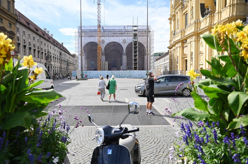 Der Platz direkt vor der Feldherrnhalle bleibt diesmal leer: Das geschichtsträchtigte Gebäude wird derzeit saniert.