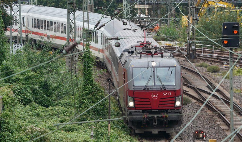 Waffenschmuggel im Zug? Polizei filzt Eurocity aus Hamburg