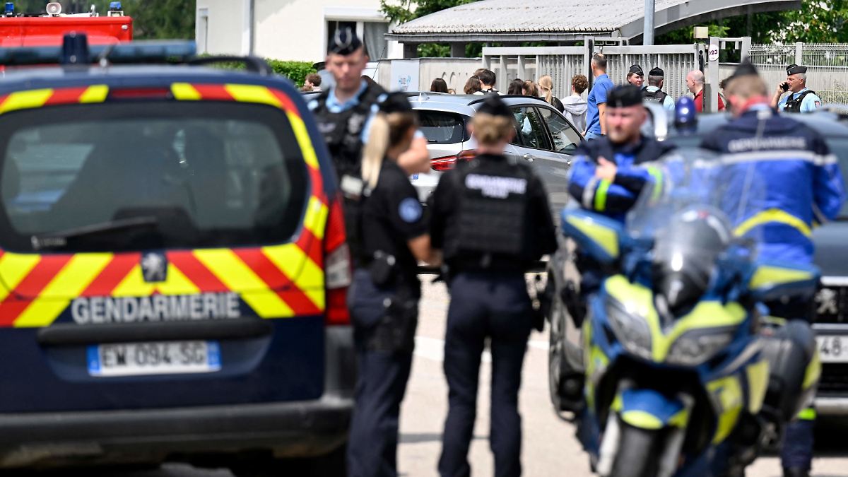 Angreifer wurde festgenommen: Frankreich: Gymnasiallehrer wird von Kollegen mit einem Messer attackiert