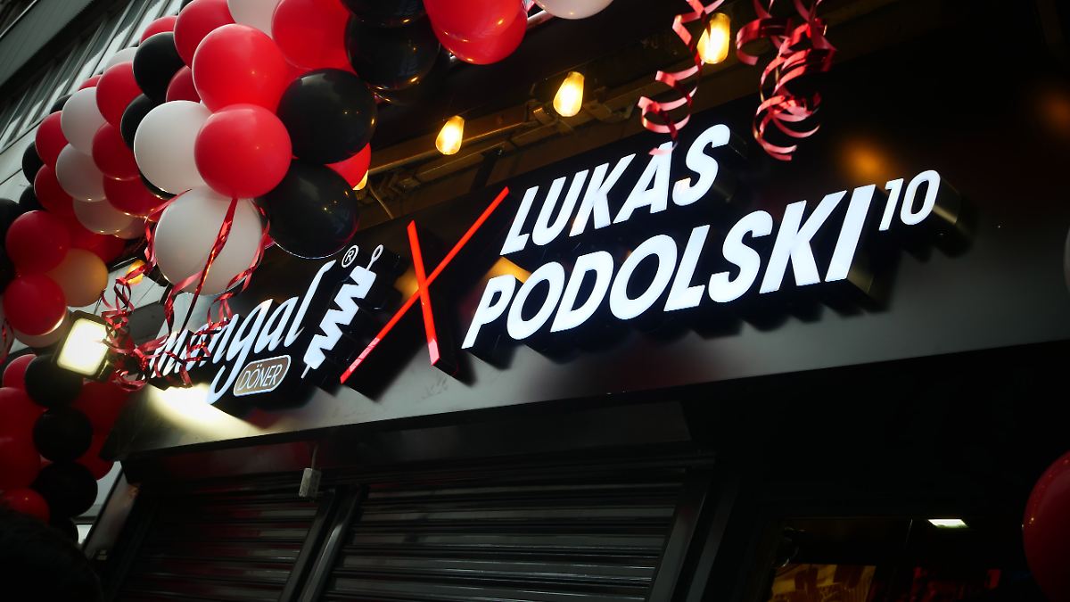 Abriss und eine neue Strategie: Lukas Podolski macht auch bei Köln zwei Dönerbuden dicht