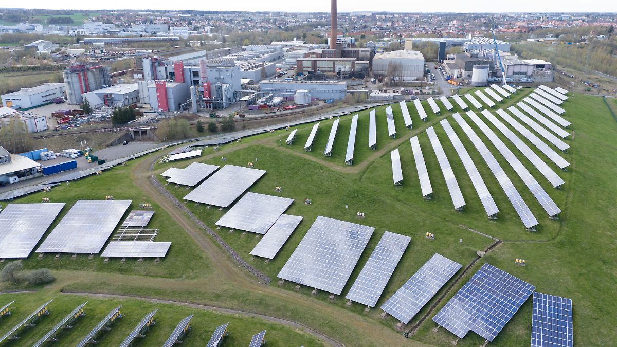 Hunderte Mitarbeiter betroffen: Solarhersteller Meyer Burger macht deutsche Standorte dicht