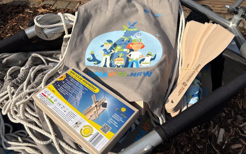 Für die Kinder gab es noch einige Geschenke: Unter anderem eine Mini-Solar-Windmühle, einen Beutel und einen Energiewender.