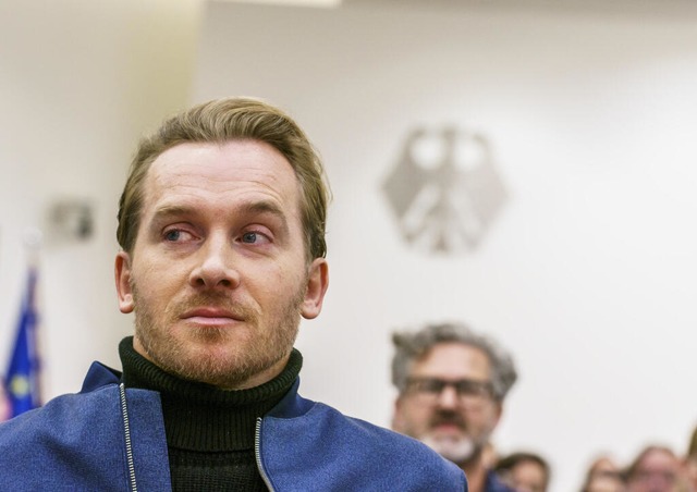Samuel Koch sitzt vor Verhandlungsbegi... um einen Arbeitsunfall gehandelt hat.  | Foto: Andreas Arnold (dpa) Samuel Koch sitzt vor Verhandlungsbegi... um einen Arbeitsunfall gehandelt hat.  | Foto: Andreas Arnold (dpa)