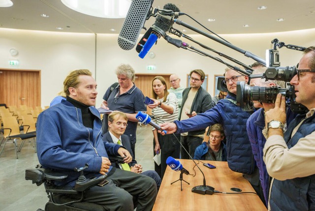 Samuel Koch (links) äußert sich nach d...n ihm sitzt sein Anwalt Oliver Negele.  | Foto: Andreas Arnold (dpa) Samuel Koch (links) äußert sich nach d...n ihm sitzt sein Anwalt Oliver Negele.  | Foto: Andreas Arnold (dpa)