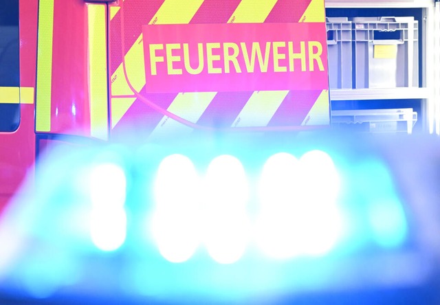 eben der Polizei und dem Rettungsdiens...rzeugen und 23 Einsatzkräften vor Ort.  | Foto: Bernd Weißbrod (dpa)