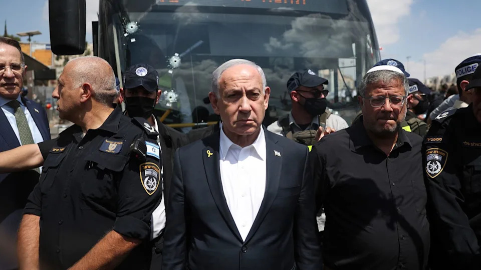 Der israelische Ministerpräsident Benjamin Netanjahu (Mitte) besuchte den Ort des Anschlags.
