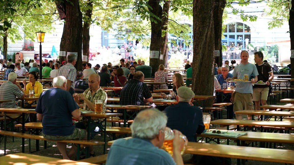 Der Biergarten am Wiener Platz ist unter Einheimischen sehr beliebt.