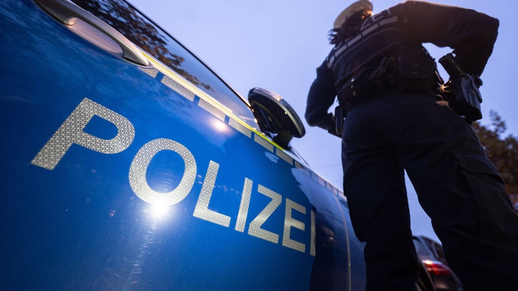 In Straßenbahn in Halle sexuell belästigt! Wer kennt diesen Mann? (Foto im Text)