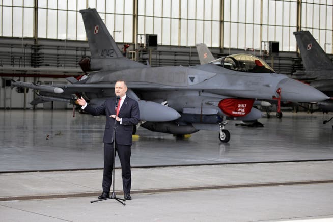 Der polnische Staatspräsident Karol Nawrocki besucht am Tag nach dem Drohnenangriff eine Luftwaffenbasis.