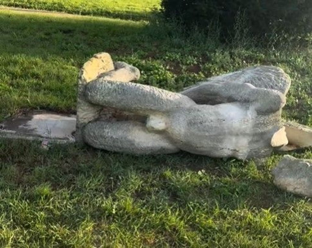 Die zerstörte Statue wurde inzwischen aus dem Park entfernt.