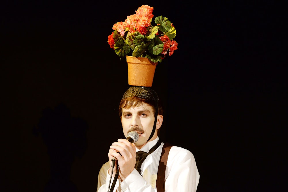 Jan Walter (Foto) und Franziska Maria Pößl schlüpfen von einer Nebenrolle in die nächste – und werden dabei auch mal zum Blumentopf.