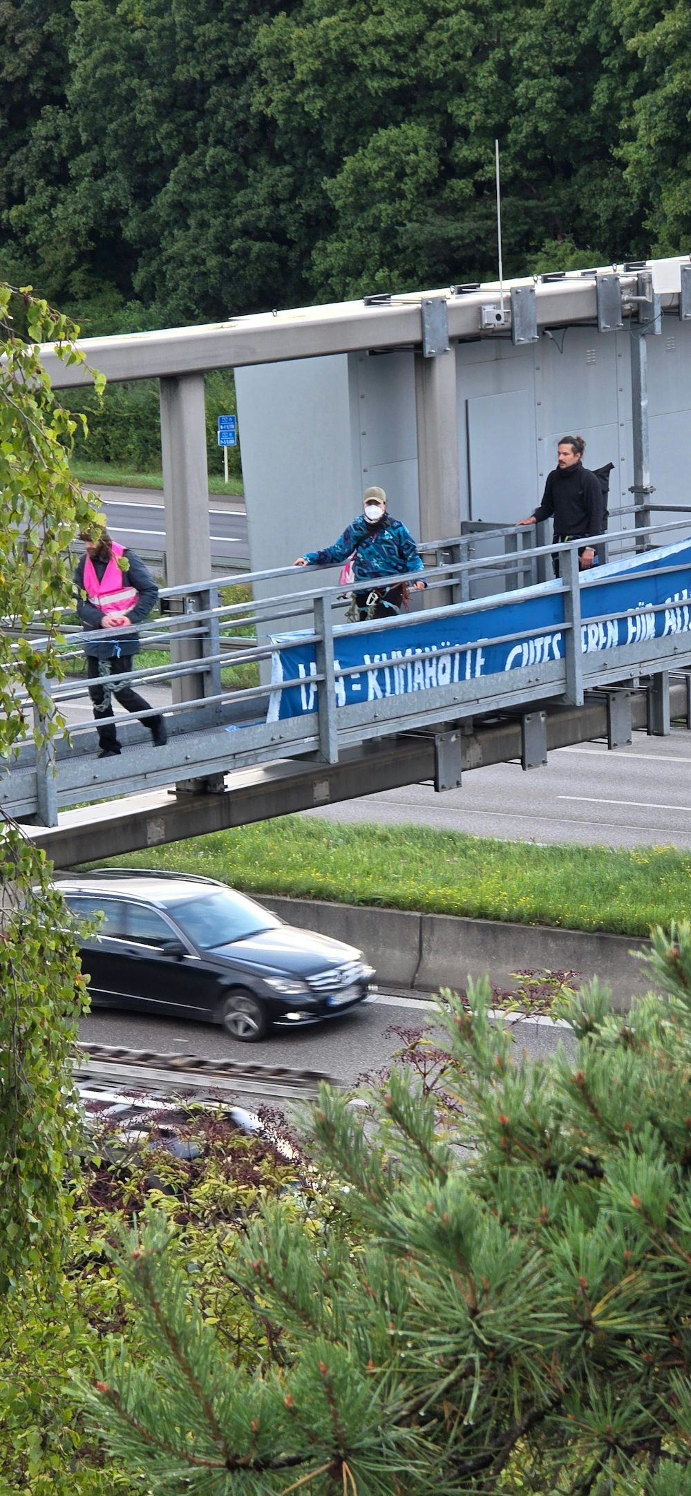 Der Protest begann auf einer Schilderbrücke auf Höhe der Allianz-Arena.