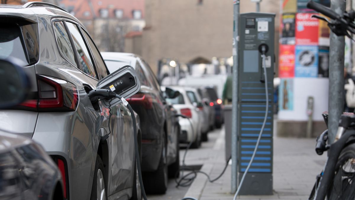 Im Schnitt 2243 Euro Differenz: Preisabstand zwischen E-Autos und Verbrennern schrumpft