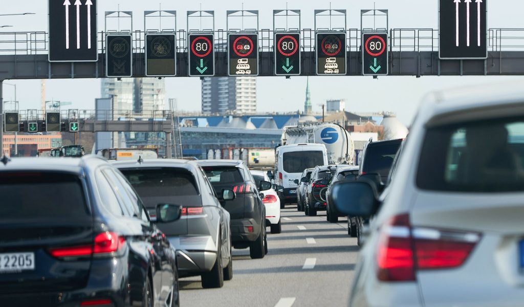 Hamburg: Bus bleibt im Elbtunnel liegen – langer Stau auf A7