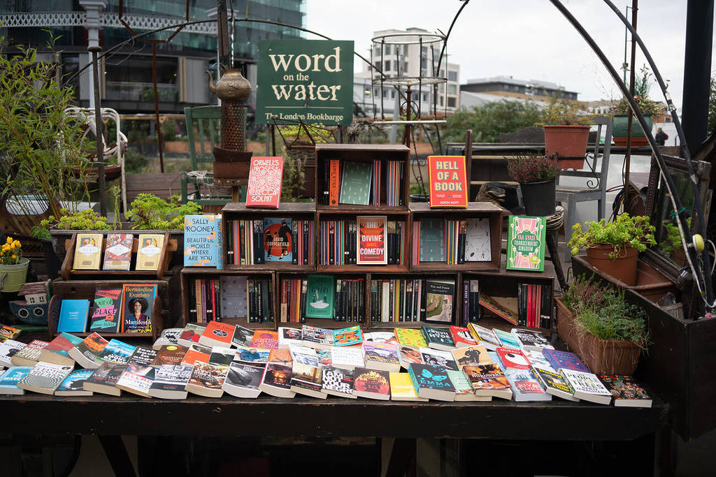 Bücher in den Außenregalen eines schwimmenden Buchladens
