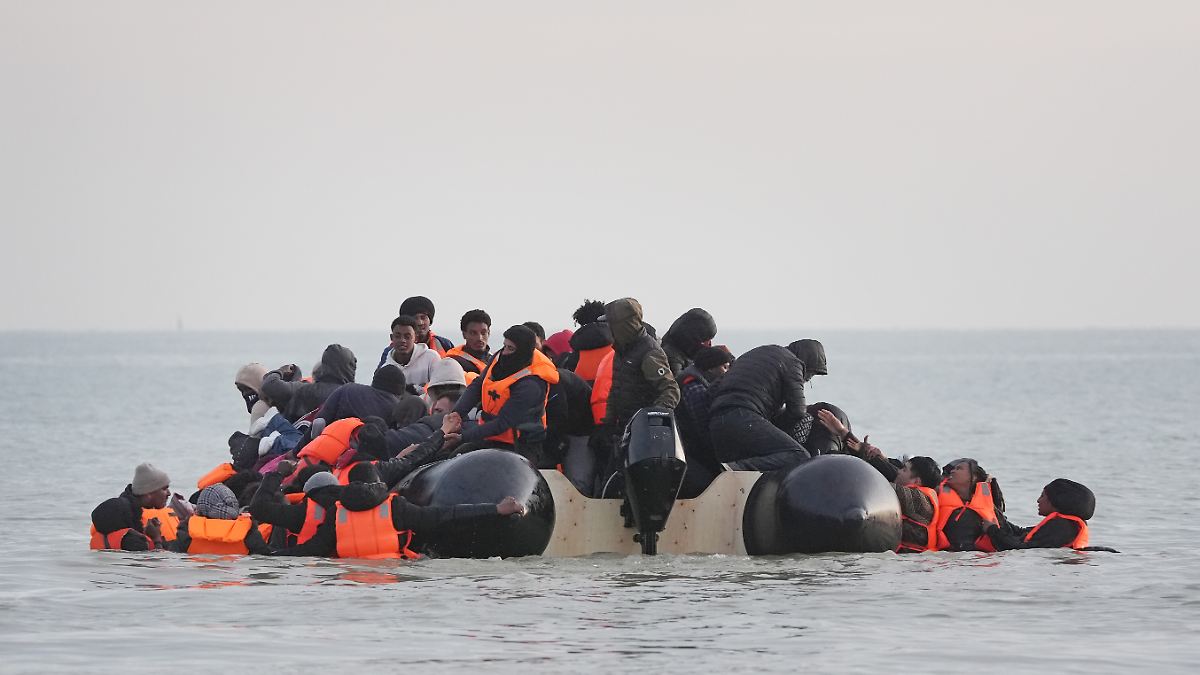 Rechtspopulisten machen Stimmung: Mehr Bootsmigranten fahren über Ärmelkanal nach England