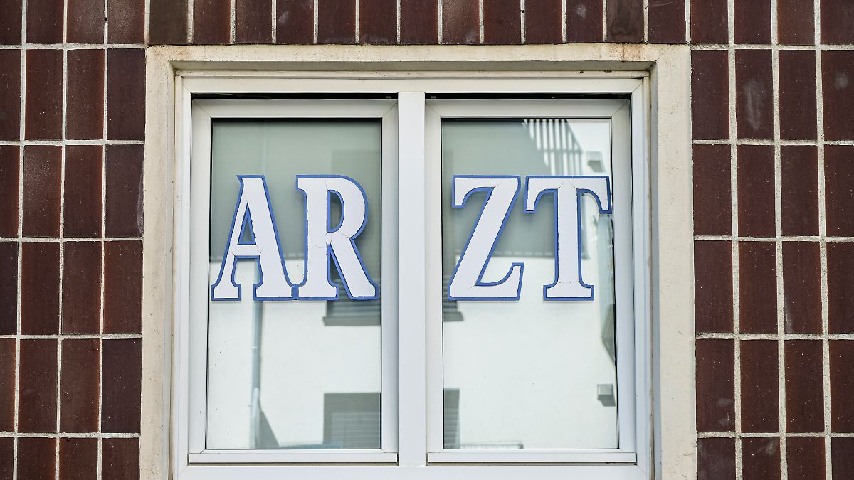 KI in der Arztpraxis: Wenn digitale Assistenten bei der Sprechstunde lauschen