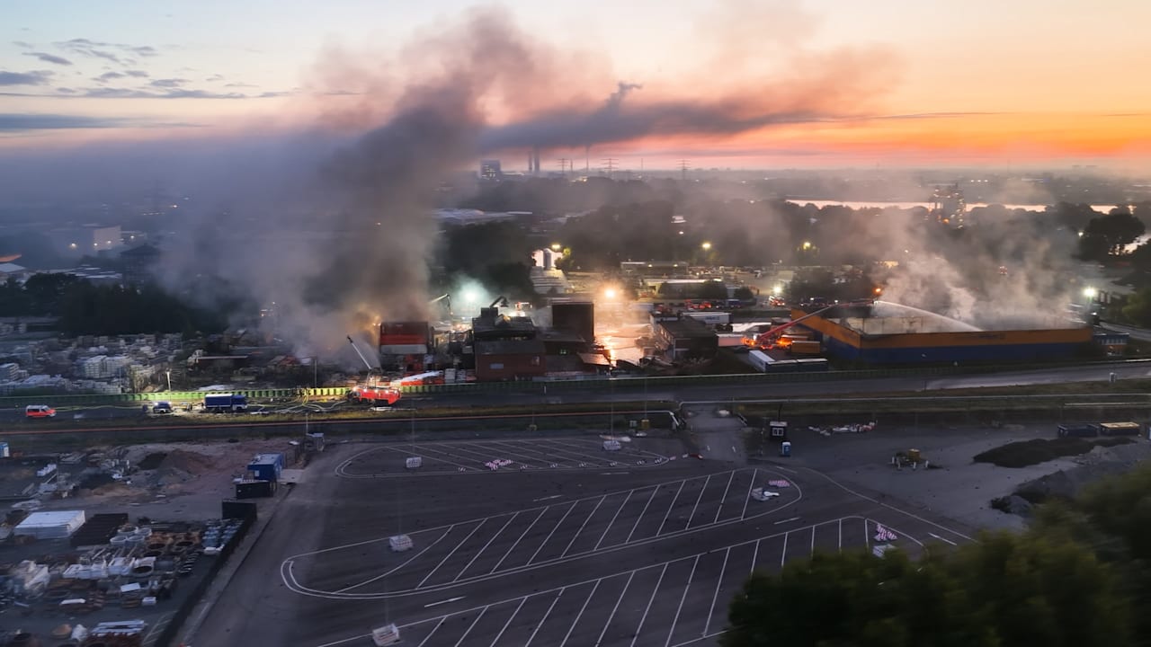 Großbrand in Hamburg: Ermittlungen gegen Mann nach Lachgas-Inferno | Regional