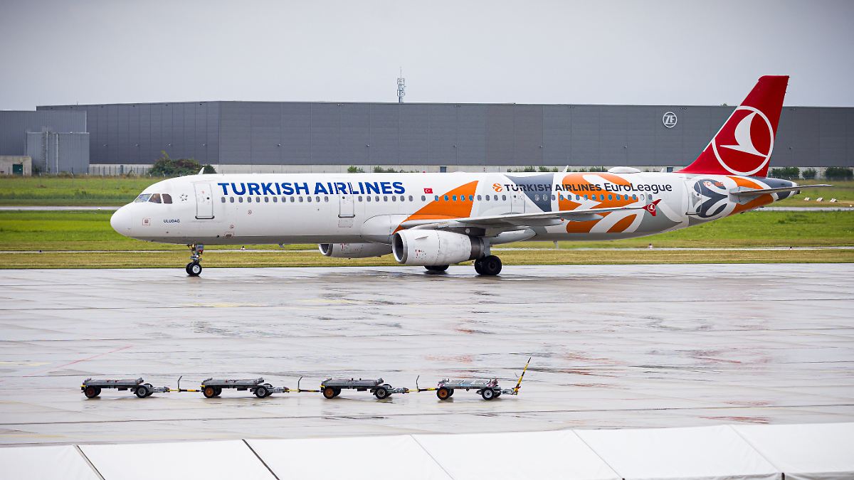 Noch etwa 2000 Menschen warten: 28 gefährdete Afghanen fliegen nach Hannover