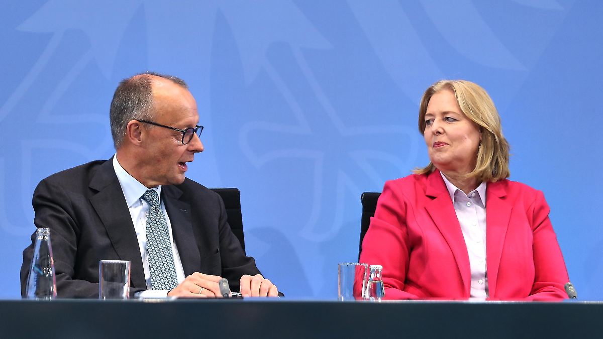 Berlin Tag & Macht: Wenn "Bullshit"-Bärbel den Kanzler disst