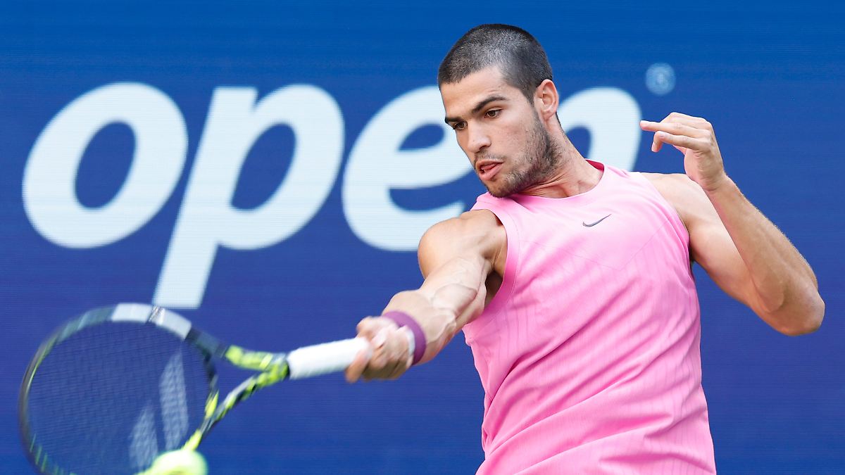 Spanier baut Serie aus: Alcaraz fegt Tennis-Legende Djokovic bei US Open vom Court