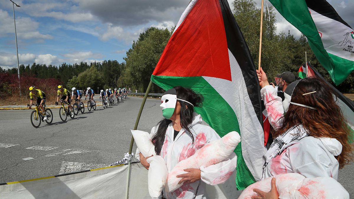 Radrennen verkürzt wegen Protest: Gaza-Demonstranten fällen Baum - erneut Chaos bei der Vuelta