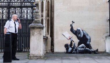 Richter in bedrohlicher Pose: Neues Banksy-Werk an Londoner Gebäude wird entfernt
