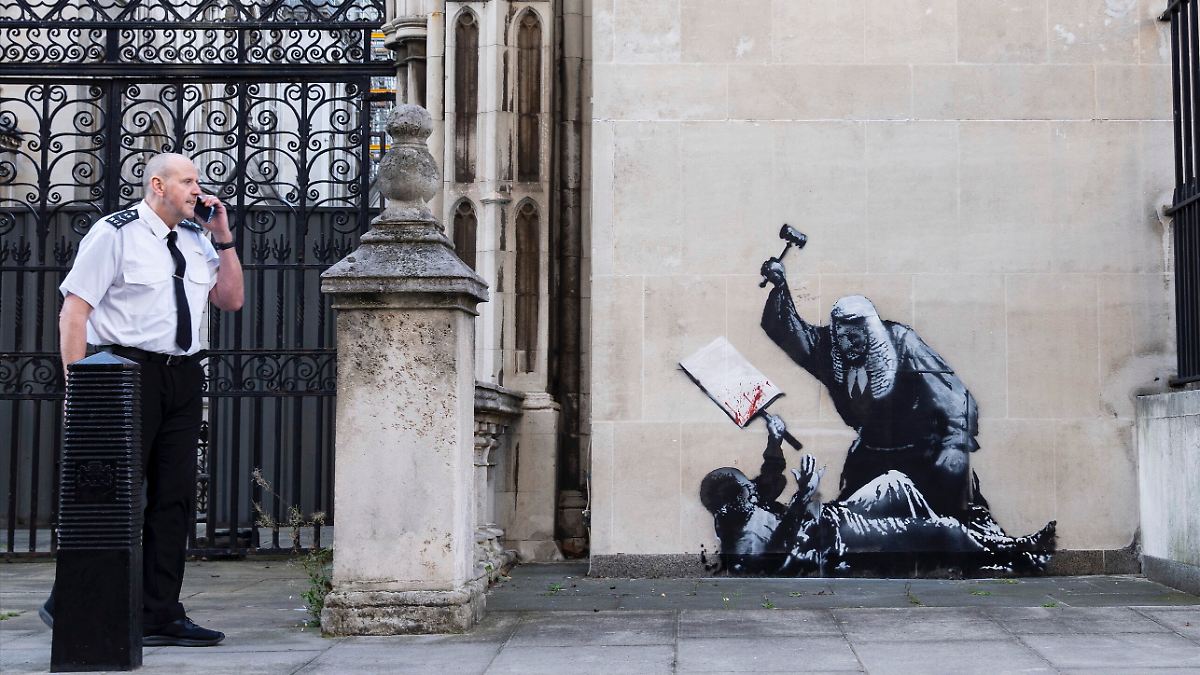 Richter in bedrohlicher Pose: Neues Banksy-Werk an Londoner Gebäude wird entfernt