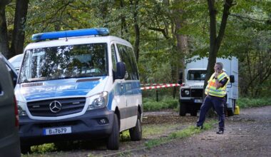 Verdächtiger am Tatort gefasst: Verbrannte Frauenleiche auf Spielplatz in Berlin gefunden
