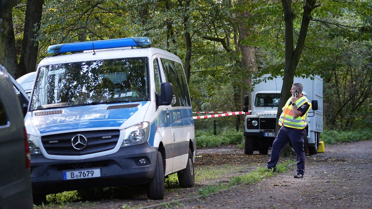 Verdächtiger am Tatort gefasst: Verbrannte Frauenleiche auf Spielplatz in Berlin gefunden