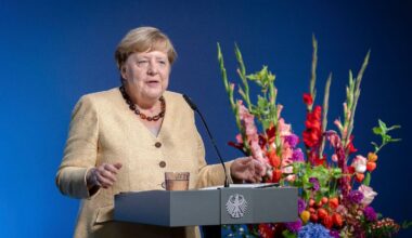 Altkanzlerin mahnt zu Reformen: Merkel: Deutschland wäre ohne EU "völlig allein auf weiter Flur"