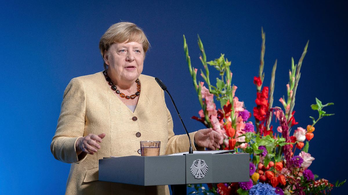 Altkanzlerin mahnt zu Reformen: Merkel: Deutschland wäre ohne EU "völlig allein auf weiter Flur"