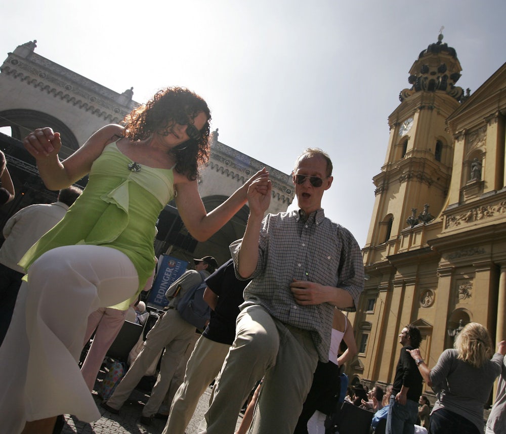 Volksfest der anderen Art auf dem Odeonsplatz: Hier wurde bei einem AnderArt-Festival zu einer Salsa-Band getanzt.