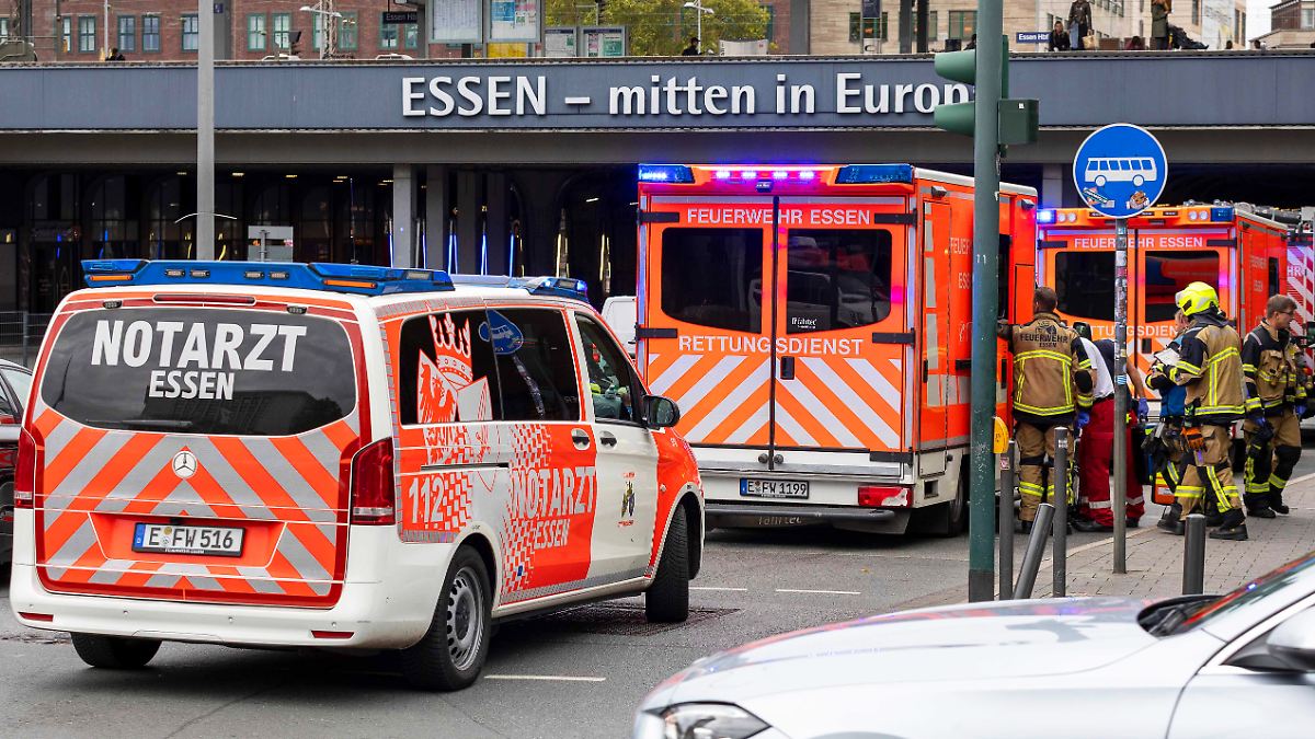 "Wird aktuell notoperiert": Frau nach Messerattacke im Essener Hauptbahnhof in Lebensgefahr