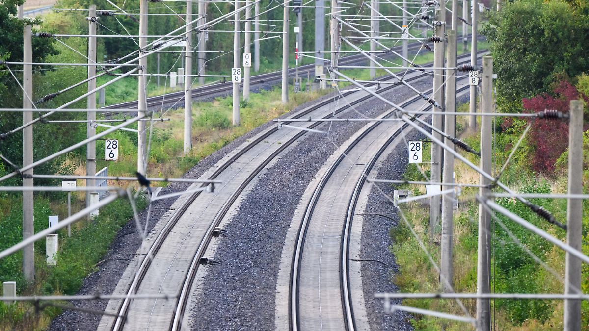 Neue Bahn-Strategie und Chefin: Schnieder senkt Pünktlichkeitsziele - "nichts Unmögliches verlangen"