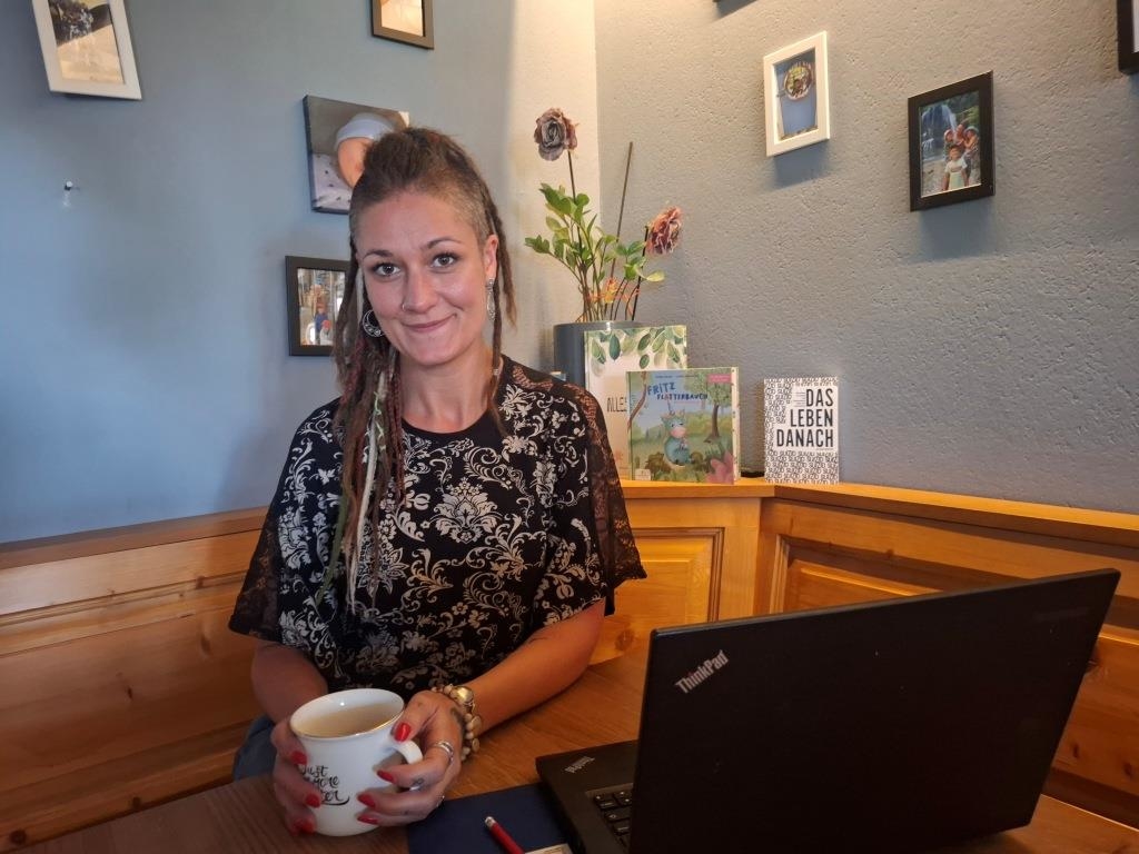 Autorin Sermina Wallner aus Patersdorf gibt den schweren Themen eine Stimme