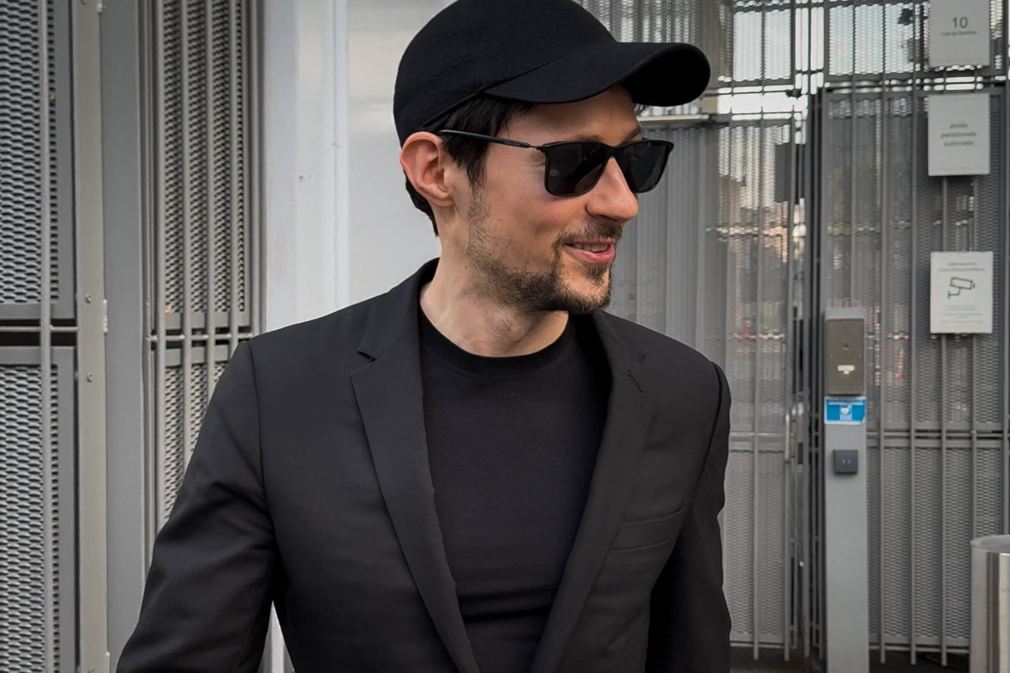 Pavel Durov, Gründer von Telegram, verlässt mit seinen Anwälten das Pariser Gerichtsgebäude nach Befragung durch Richter, 28. Juli 2025.