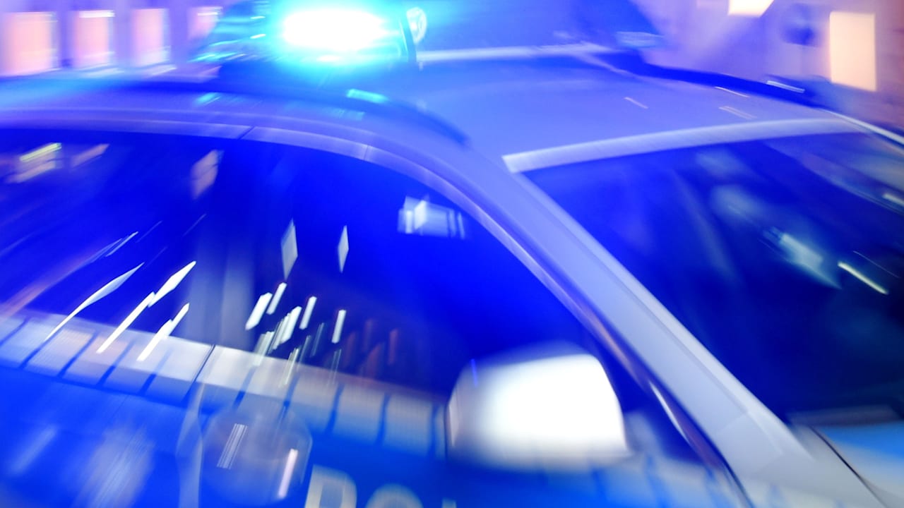 Berlin: Polizeiwagen kracht in Auto - 4 Verletzte | News